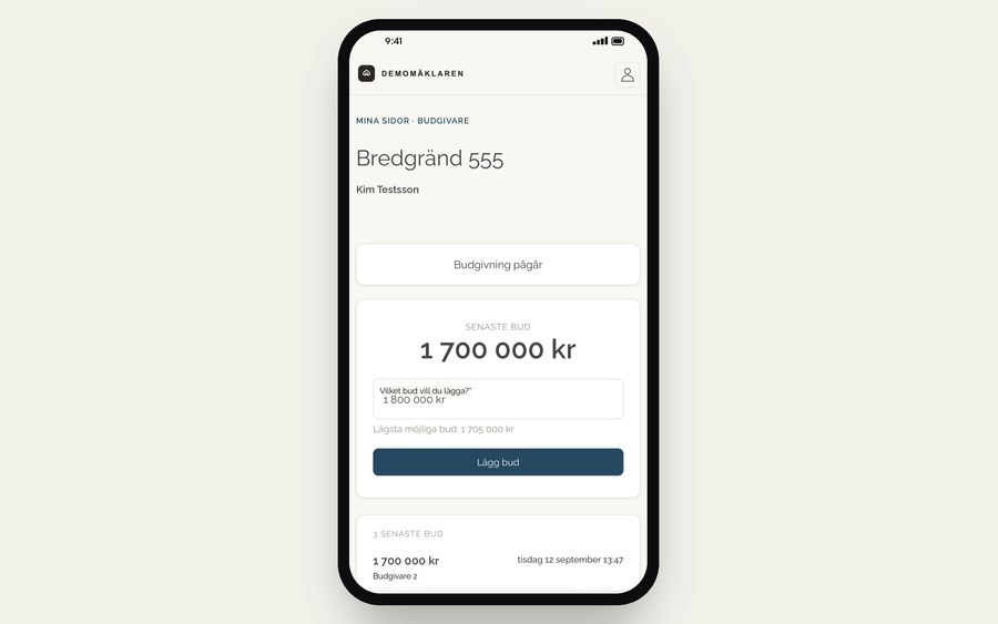 Budgivningen i budgivarens mobil med senaste budet, fältet där budgivaren skriver sitt bud, lägsta möjliga bud och knappen Lägg bud.