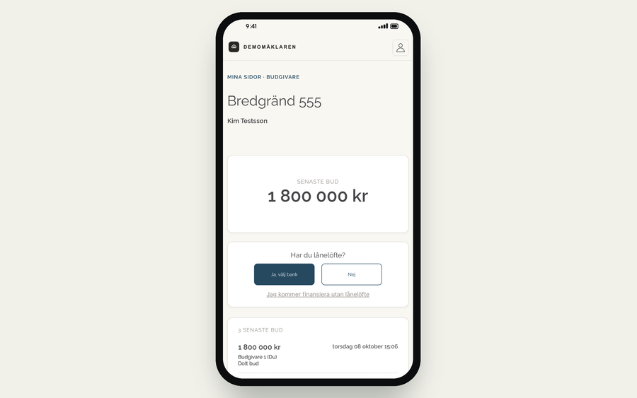 Budgivningen i budgivarens mobil efter ett lagt bud, med senaste budet och frågan Har du lånelöfte? med valen Ja, välj bank, Nej och Jag kommer finansiera utan lånelöfte.